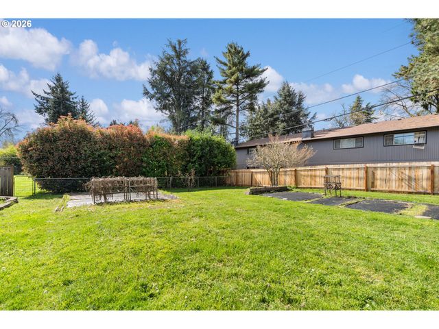 394 CHERRY Dr, Eugene, OR 97401