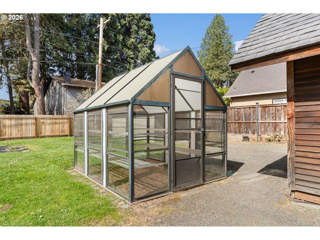 394 CHERRY Dr, Eugene, OR 97401