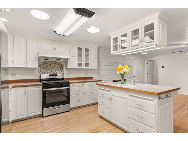 394 CHERRY Dr, Eugene, OR 97401