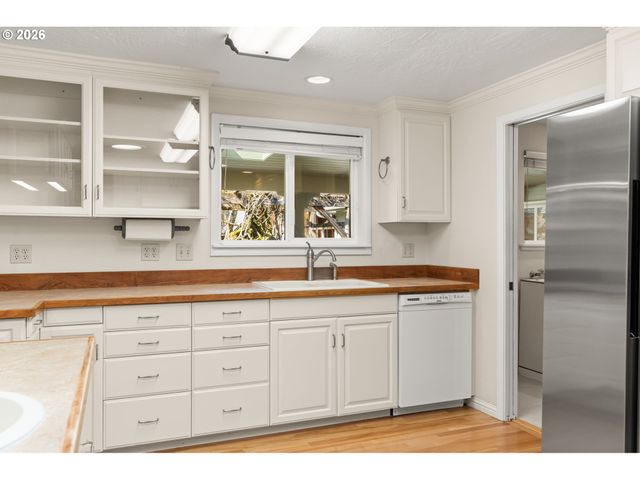 394 CHERRY Dr, Eugene, OR 97401