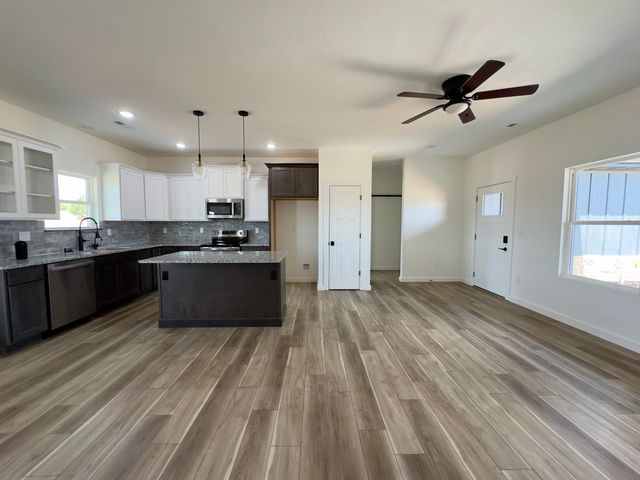 35 Wolves Lane, Reeds Spring, MO 65737