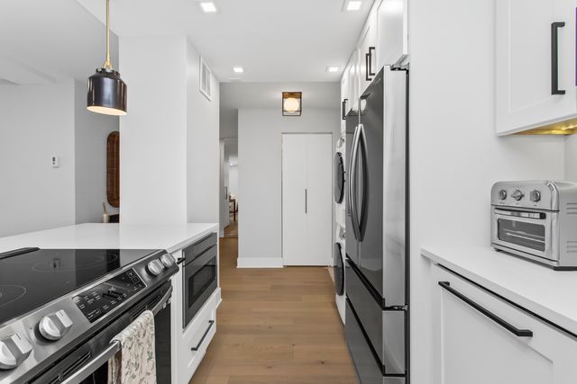 1560 N Sandburg Terrace 4011J, Chicago, IL 60610