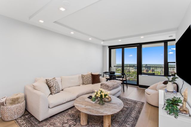 1560 N Sandburg Terrace 4011J, Chicago, IL 60610