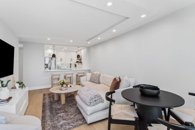 1560 N Sandburg Terrace 4011J, Chicago, IL 60610