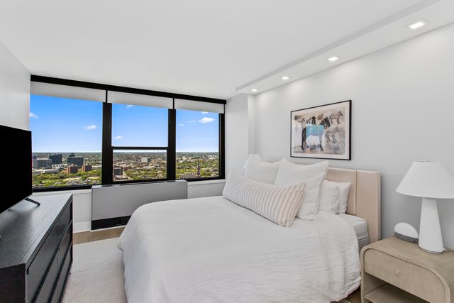 1560 N Sandburg Terrace 4011J, Chicago, IL 60610