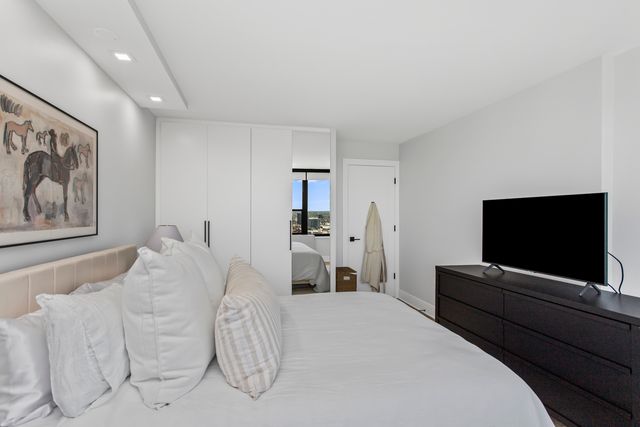 1560 N Sandburg Terrace 4011J, Chicago, IL 60610