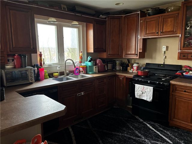 15 Layton St, Lyons, NY 14489