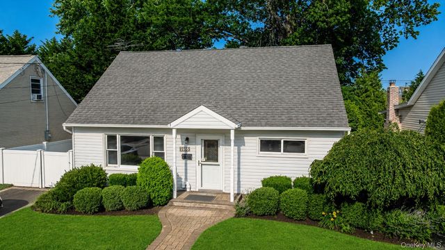 2355 Penatiquit Avenue, Seaford, NY 11783