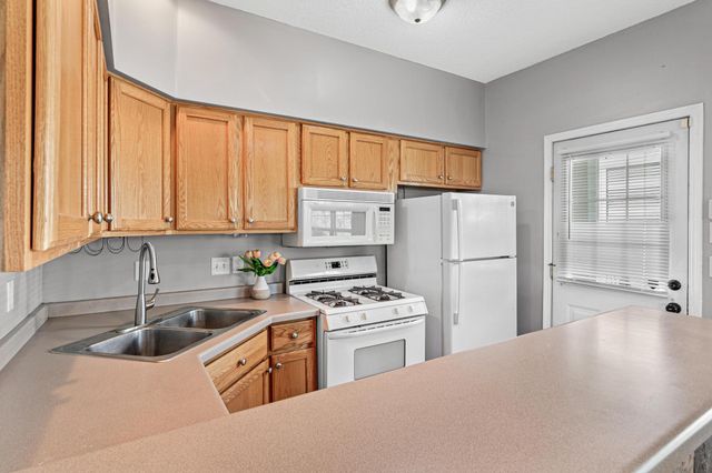 2917 Hemingway Drive, Chaska, MN 55318