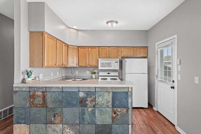2917 Hemingway Drive, Chaska, MN 55318