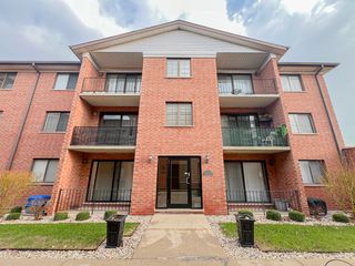 8422 W CATALPA Avenue 202, Chicago, IL 60656