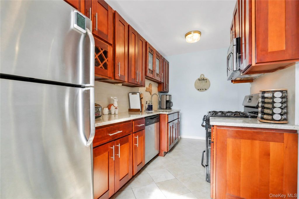 67-35 Yellowstone Boulevard 4P, Forest Hills, NY 11375 — exterior