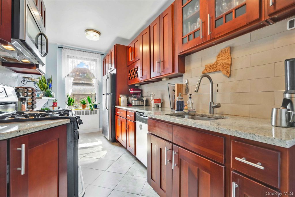 67-35 Yellowstone Boulevard 4P, Forest Hills, NY 11375 — photo 2