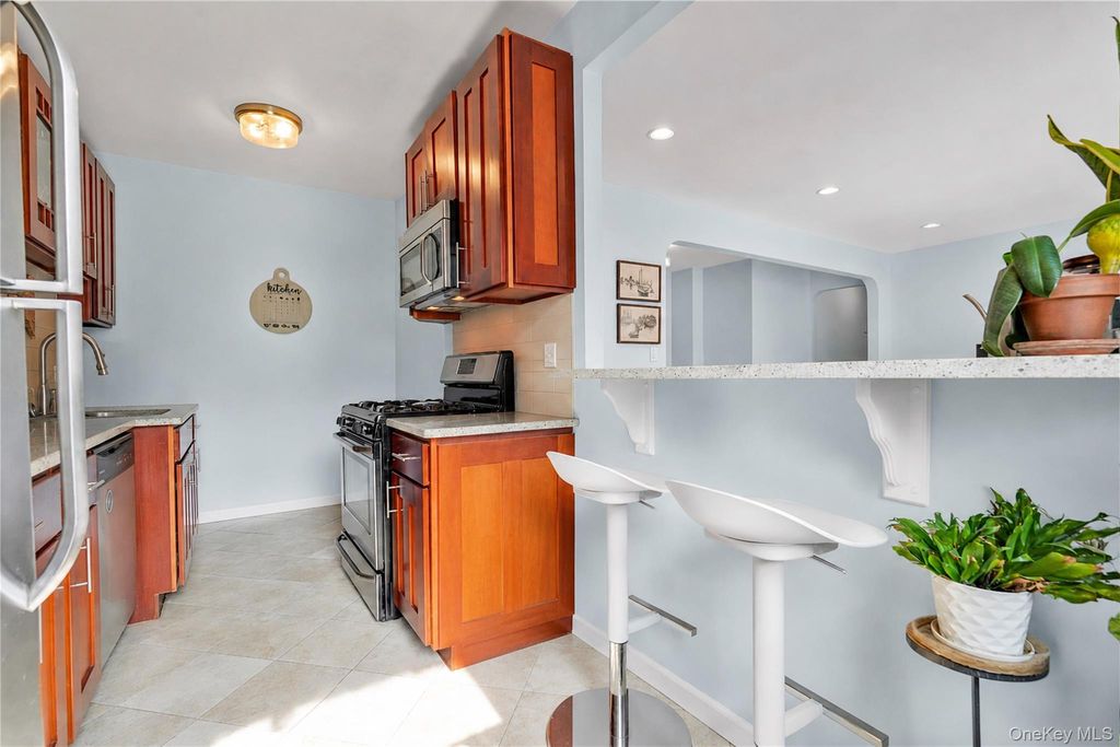 67-35 Yellowstone Boulevard 4P, Forest Hills, NY 11375 — photo 3