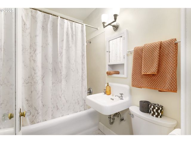 709 Sw 16TH Ave 203, Portland, OR 97205