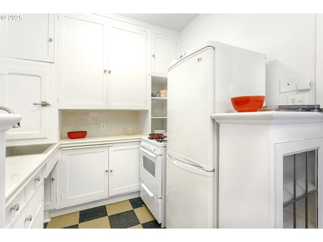 709 Sw 16TH Ave 203, Portland, OR 97205