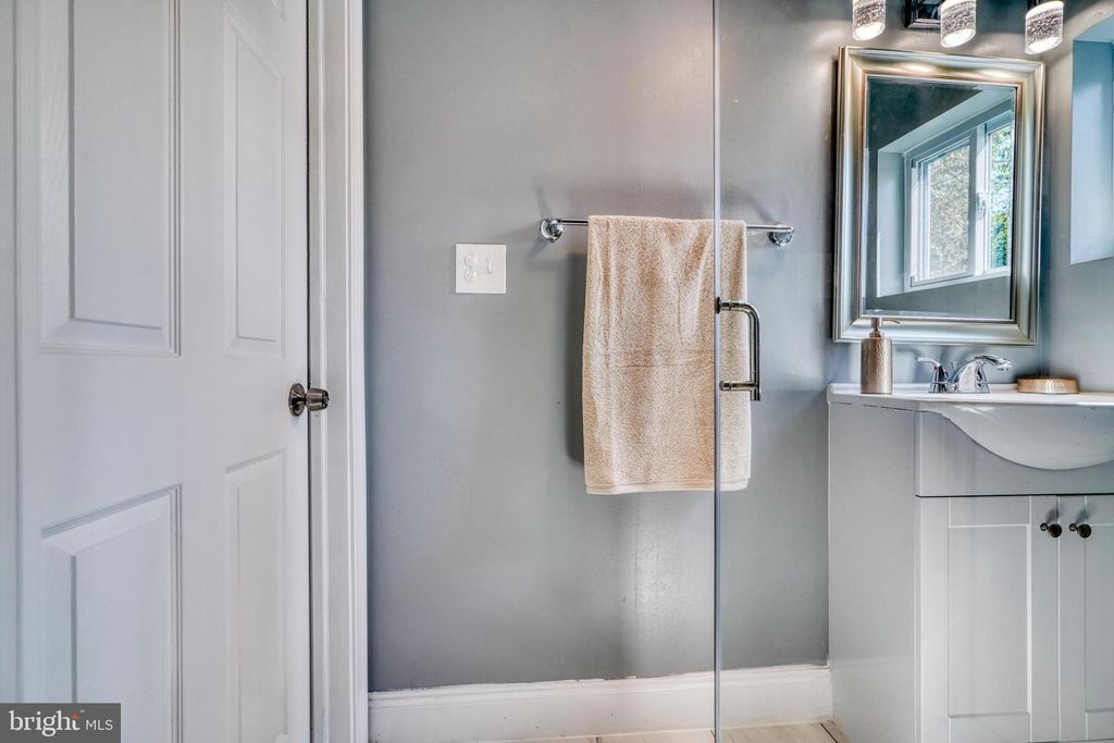 Image 40 of property listing at 4906 GRINDON AVE, Baltimore, MD 21214