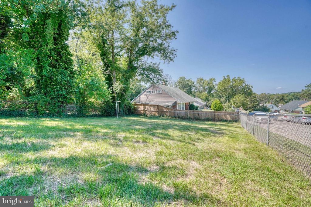 Image 5 of property listing at 4906 GRINDON AVE, Baltimore, MD 21214