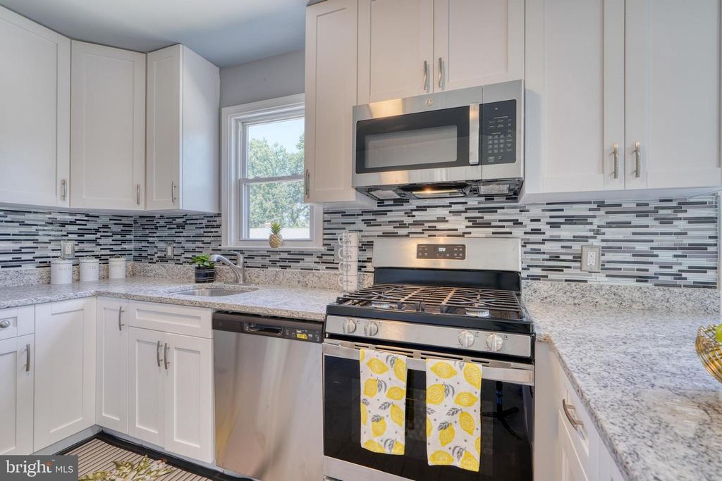 Image 6 of property listing at 4906 GRINDON AVE, Baltimore, MD 21214