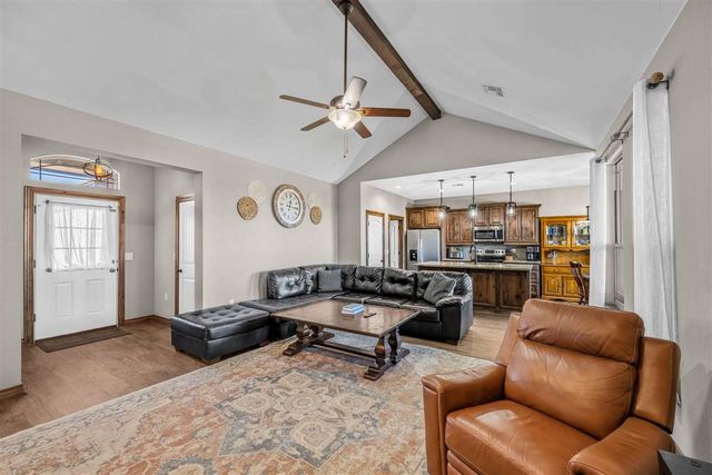 405 N Mountain Meadow Dr, Cache, OK 73527