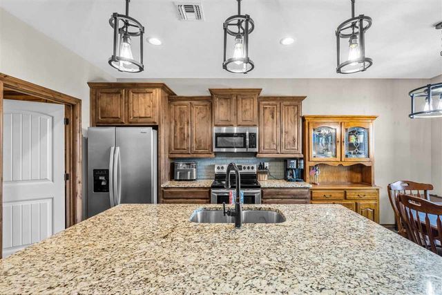 405 N Mountain Meadow Dr, Cache, OK 73527