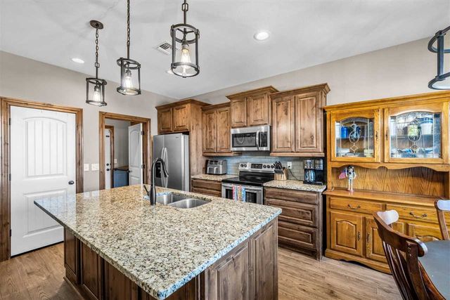 405 N Mountain Meadow Dr, Cache, OK 73527