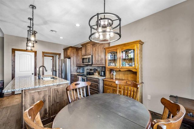 405 N Mountain Meadow Dr, Cache, OK 73527