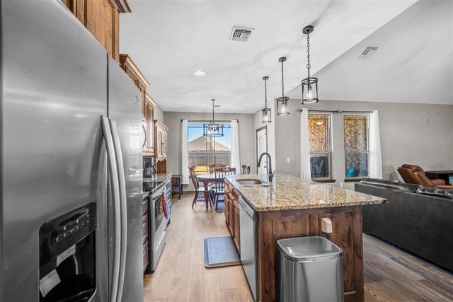 405 N Mountain Meadow Dr, Cache, OK 73527