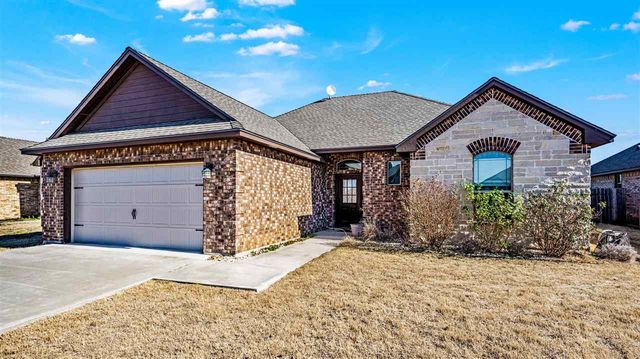 405 N Mountain Meadow Dr, Cache, OK 73527