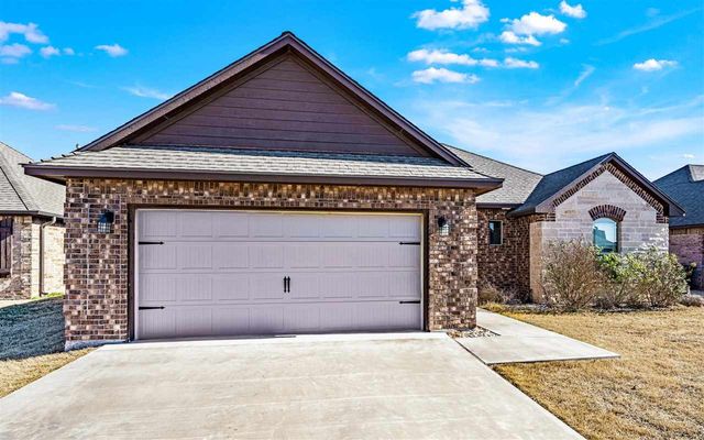 405 N Mountain Meadow Dr, Cache, OK 73527