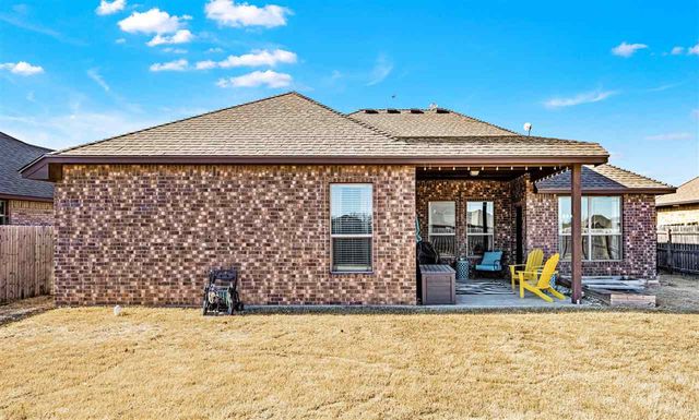 405 N Mountain Meadow Dr, Cache, OK 73527