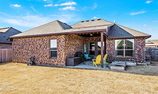 405 N Mountain Meadow Dr, Cache, OK 73527