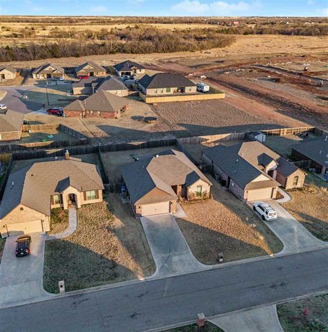 405 N Mountain Meadow Dr, Cache, OK 73527