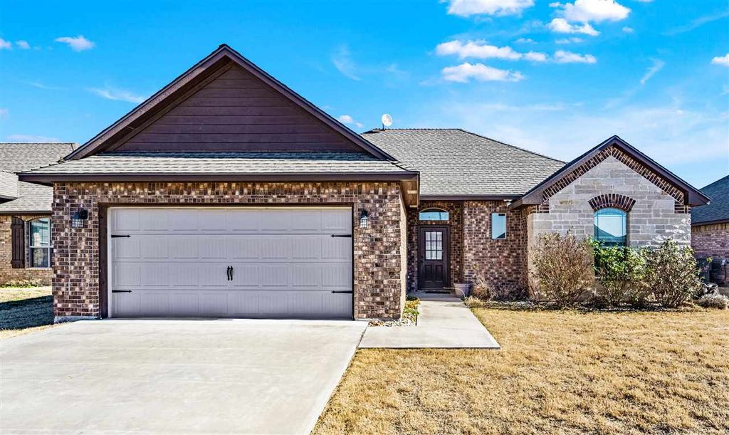 405 N Mountain Meadow Dr, Cache, OK 73527