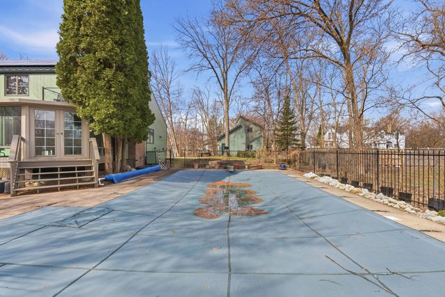 2468 Hamline Avenue N, Roseville, MN 55113