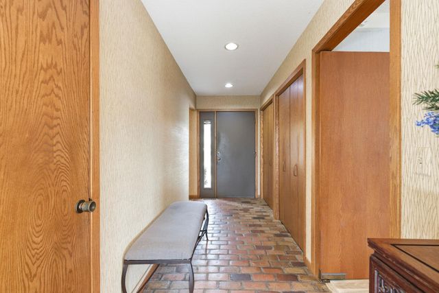 2468 Hamline Avenue N, Roseville, MN 55113