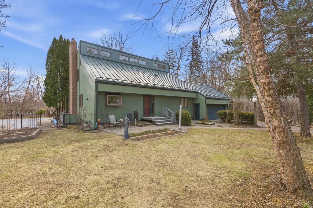 2468 Hamline Avenue N, Roseville, MN 55113