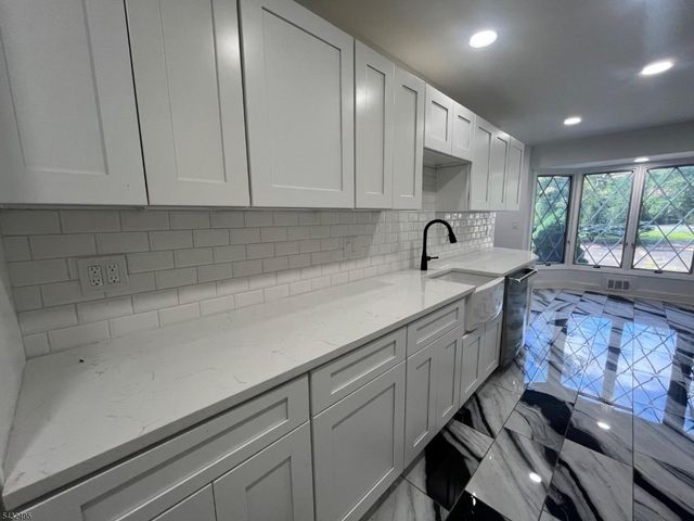 2 Twin Brooks Trl, Chester Twp., NJ 07930