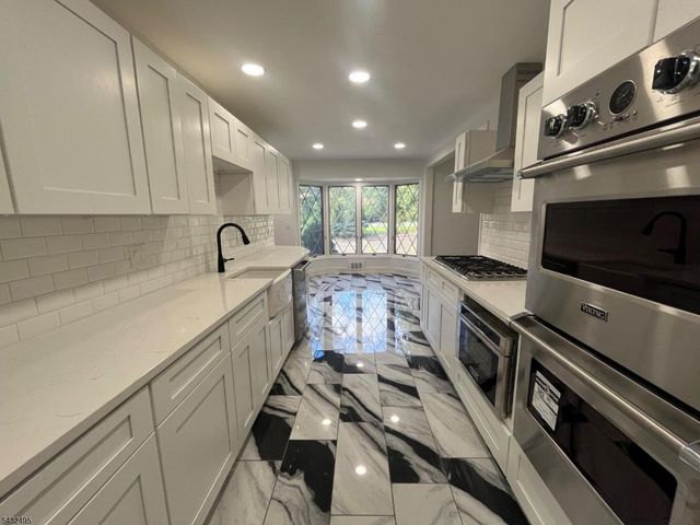 2 Twin Brooks Trl, Chester Twp., NJ 07930