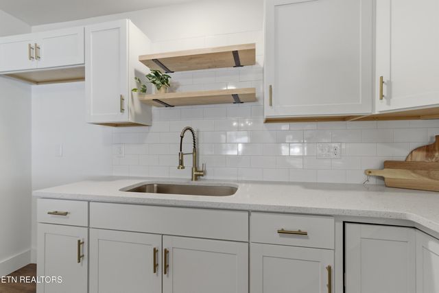 6001 Meadow Oak Lane, Knoxville, TN 37920