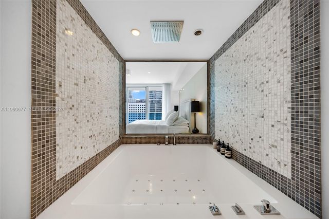 200 Biscayne Boulevard Way 904, Miami, FL 33131