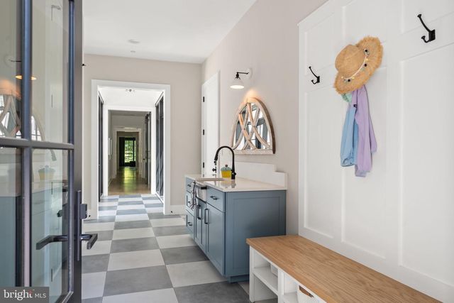 8512 HORSESHOE LN, Potomac, MD 20854