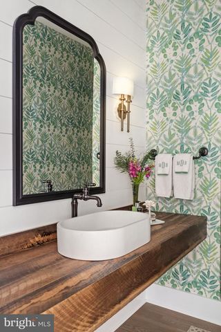 8512 HORSESHOE LN, Potomac, MD 20854