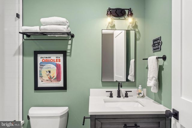 8512 HORSESHOE LN, Potomac, MD 20854