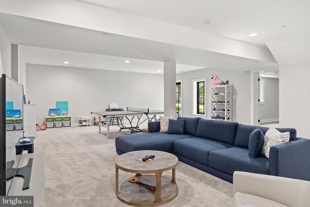 8512 HORSESHOE LN, Potomac, MD 20854