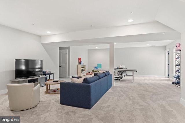 8512 HORSESHOE LN, Potomac, MD 20854