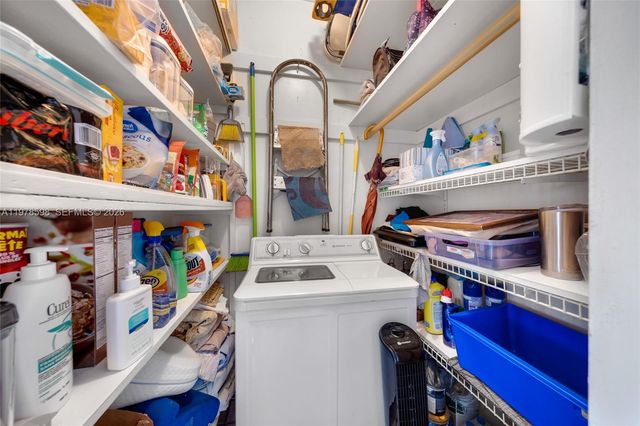 900 SW 10th Ter 14S, Hallandale Beach, FL 33009