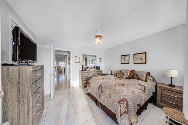 900 SW 10th Ter 14S, Hallandale Beach, FL 33009