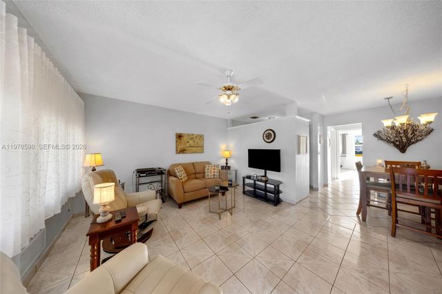 900 SW 10th Ter 14S, Hallandale Beach, FL 33009