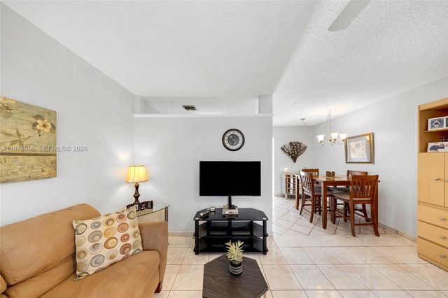 900 SW 10th Ter 14S, Hallandale Beach, FL 33009